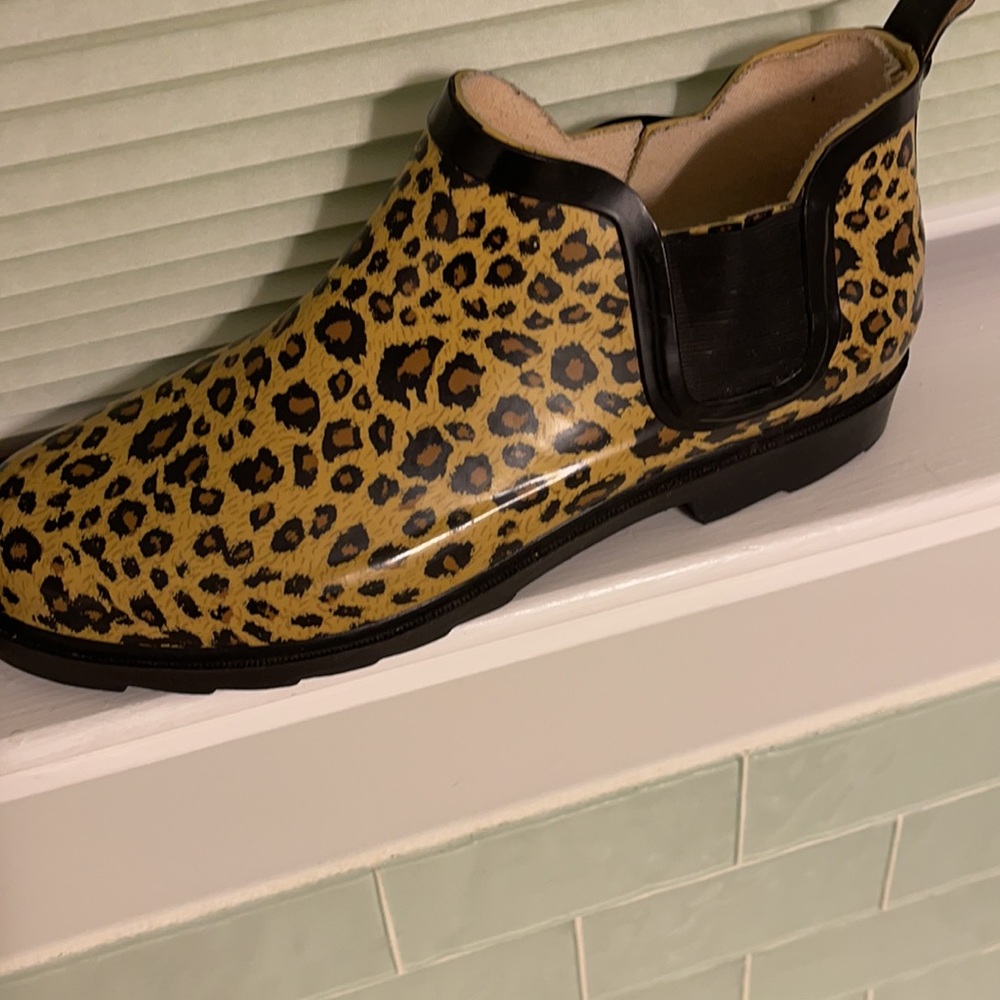 Leopard 🐆 print rain shoes